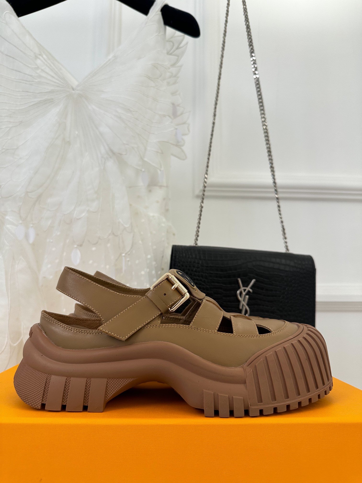 Sandals on platform 5 cm brown