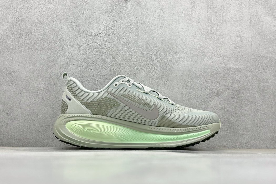 Кроссовки Zoom VOMERO 18 фото 2