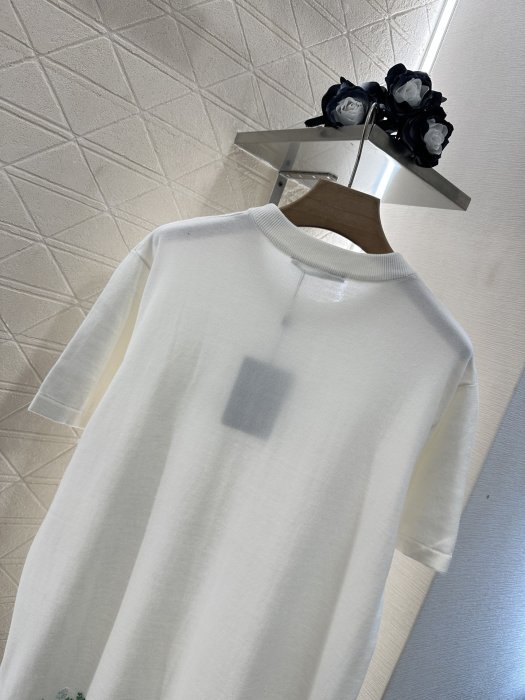 T-shirt women's фото 4