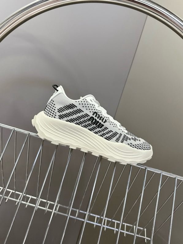 Кроссовки женские