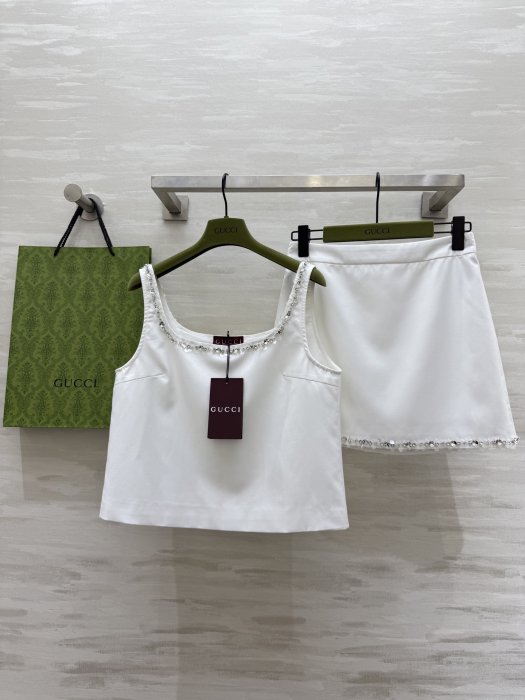 Костюм жіночий