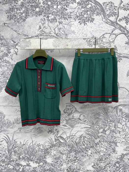 Костюм жіночий