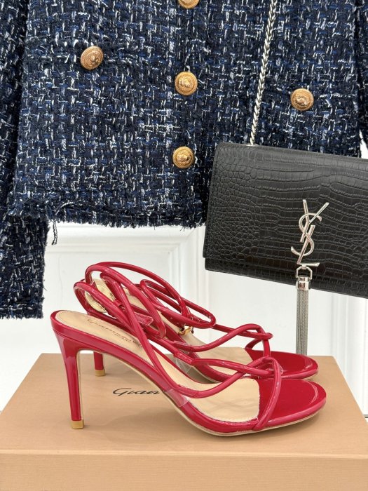 Босоніжки на шпильці