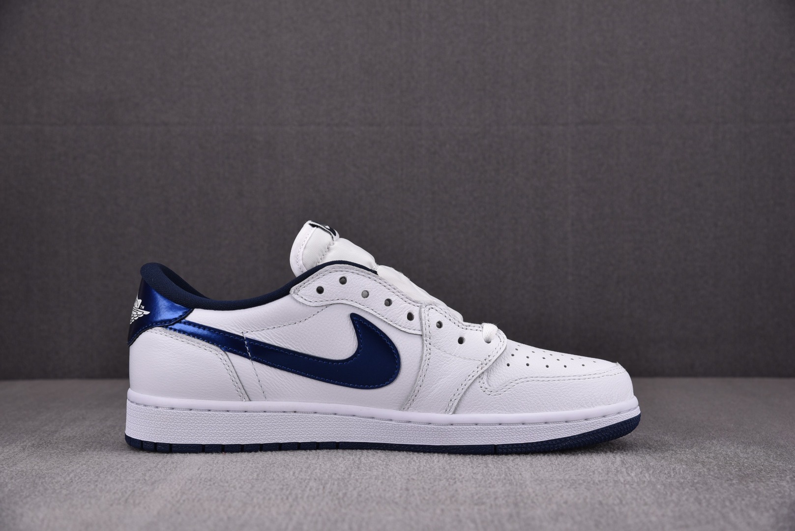 Кроссовки Air Jordan 1 Retro Low 705329-106 фото 2