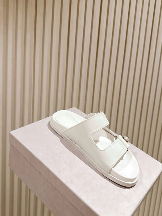 Шльопанці жіночі фото 9