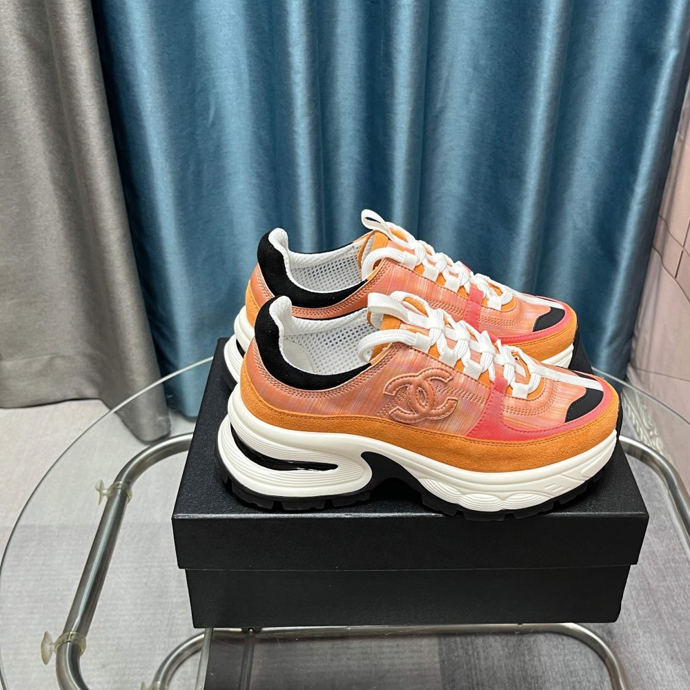 Кроссовки женские