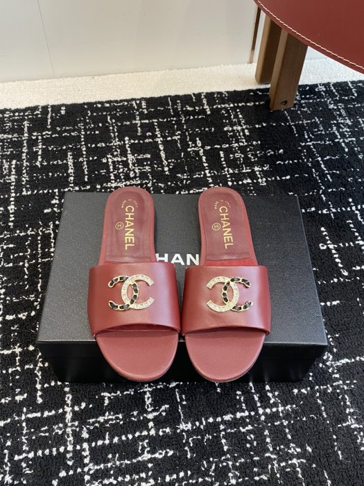 Шльопанці жіночі