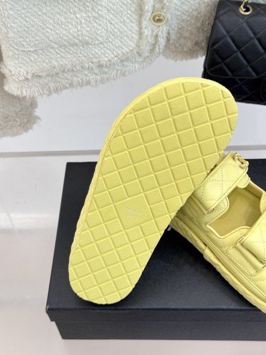 Шлепанцы женские фото 9