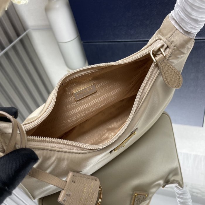 A bag women's Prada Nylon Hobo 23 cm фото 8
