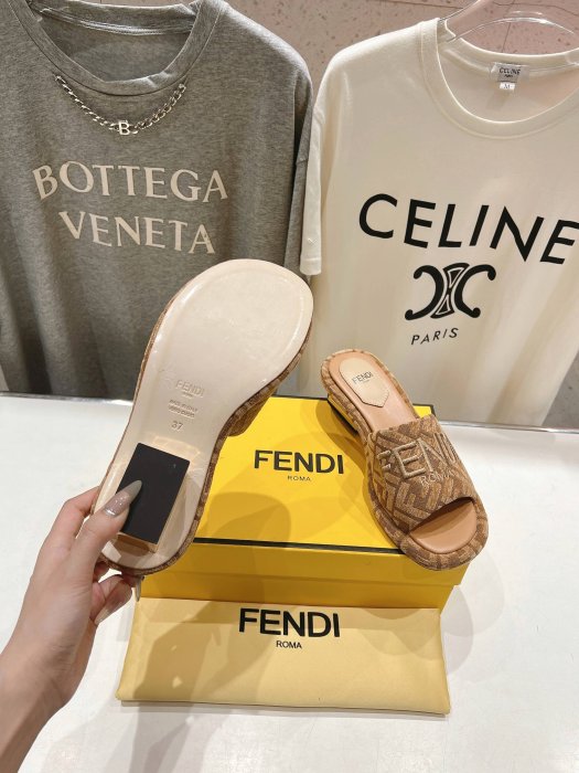 Шлепанцы фото 8