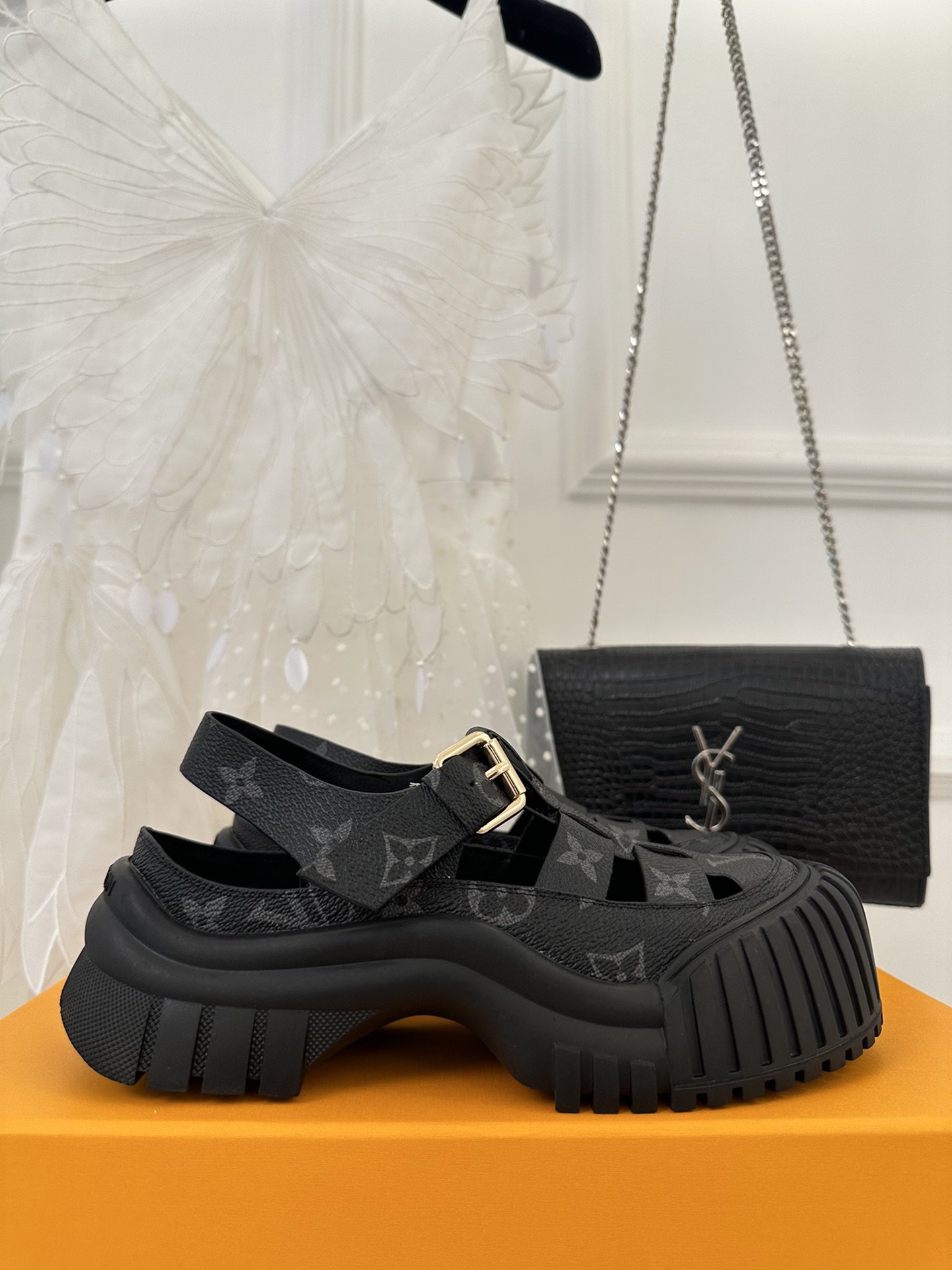 Sandals on platform 5 cm black