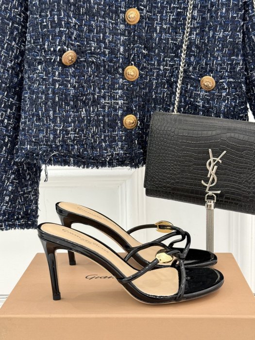 Босоніжки на шпильці