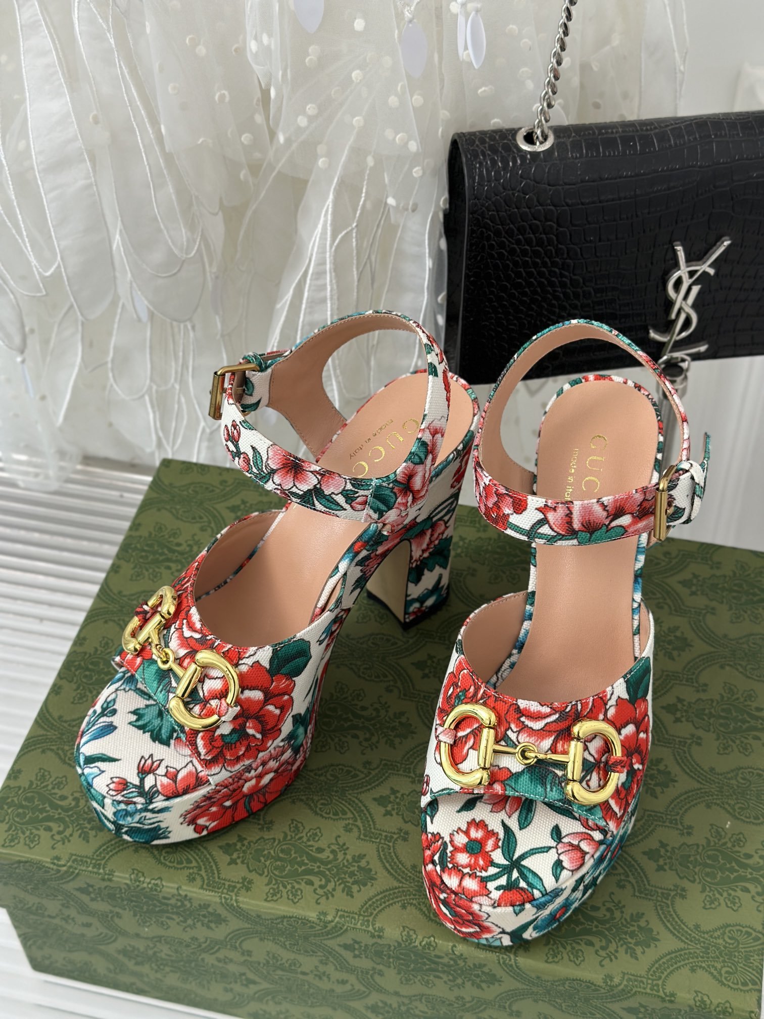 Sandals from flower print on high heel фото 2