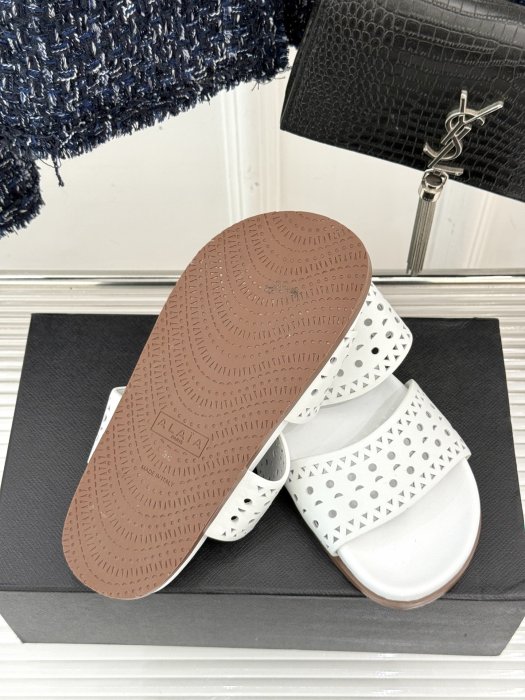 Шлепанцы женские фото 9