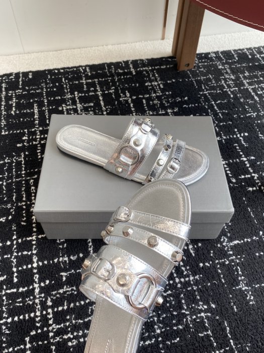 Шлепанцы женские фото 6