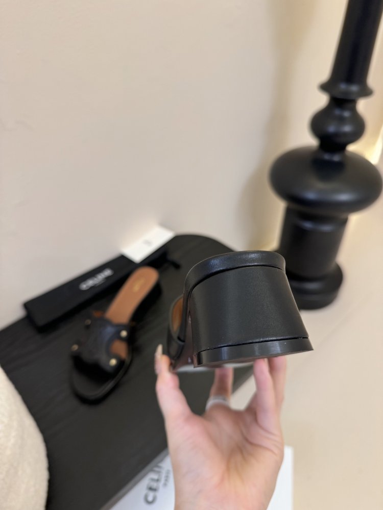 Шлепанцы женские фото 7