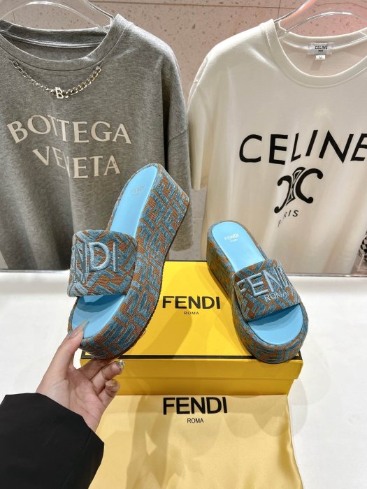 Шлепанцы фото 3