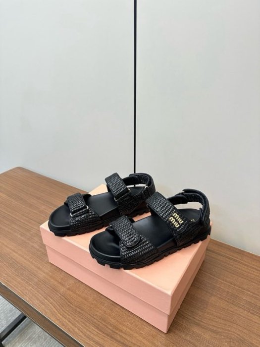 Сандалі жіночі