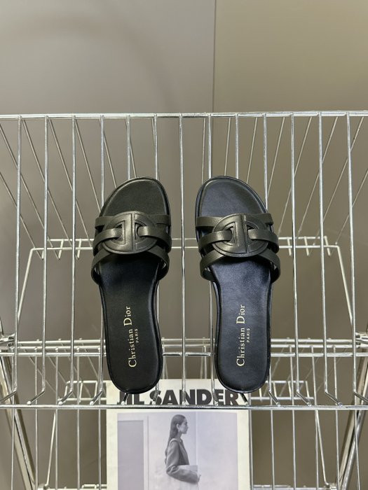 Шлепанцы женские фото 6