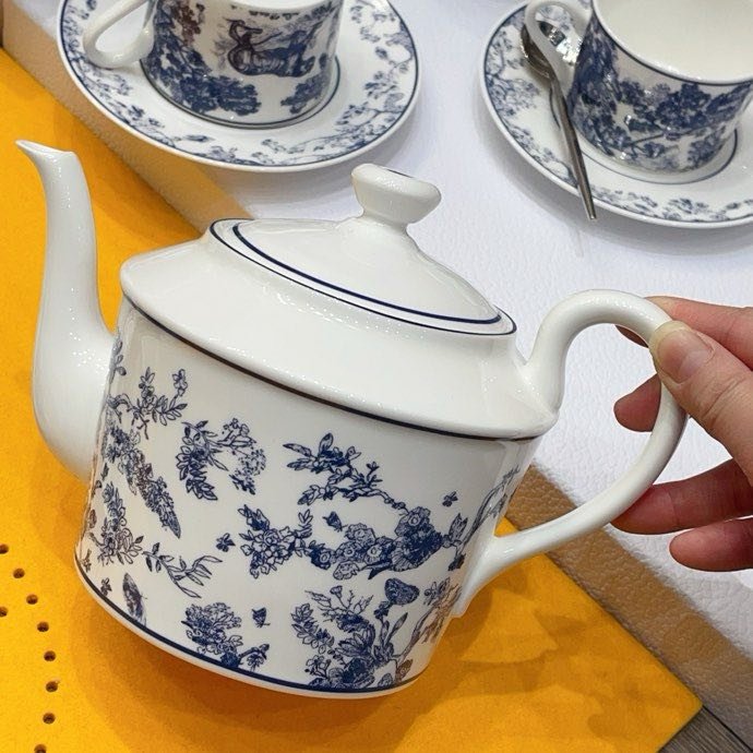 Tea service of bone porcelain фото 6