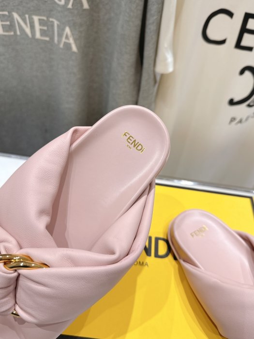 Шлепанцы женские фото 6