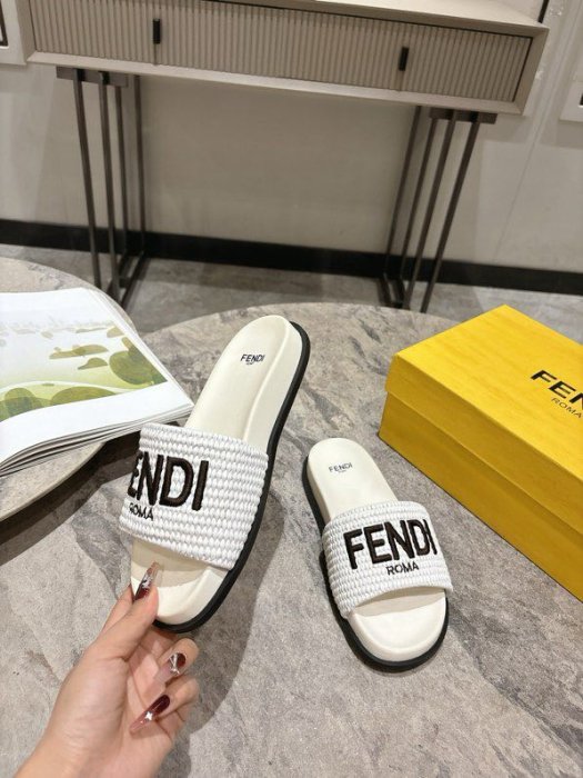 Шлепанцы женские фото 2