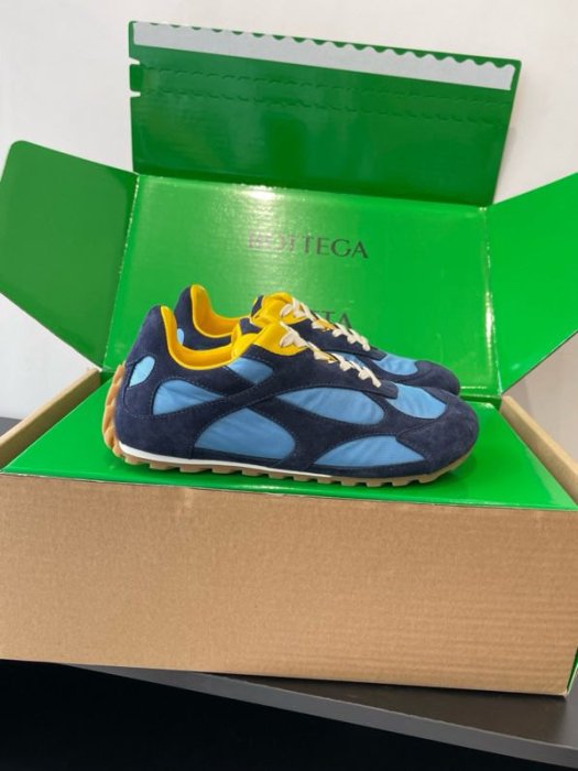 Кросівки жіночі