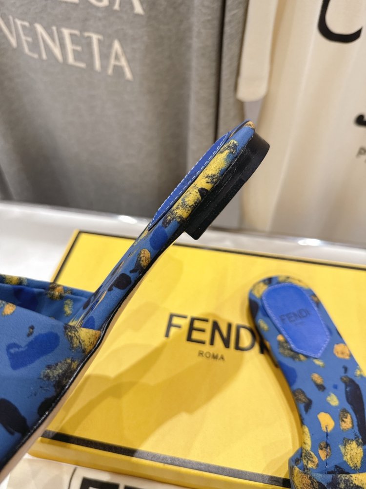 Шлепанцы женские фото 8