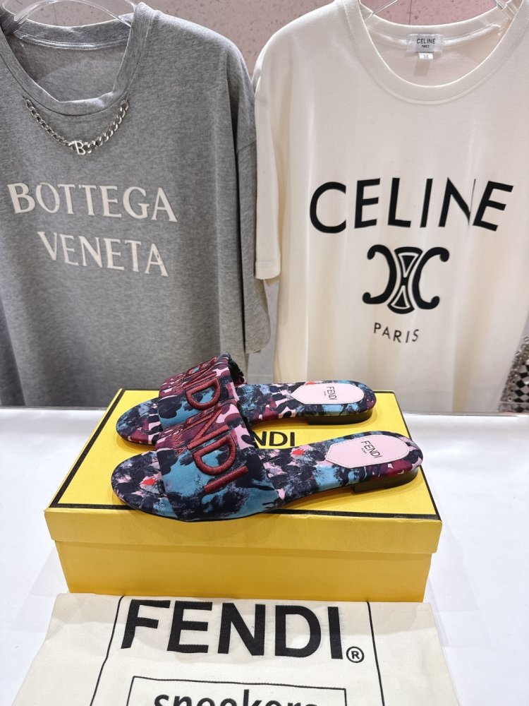 Шлепанцы женские фото 4