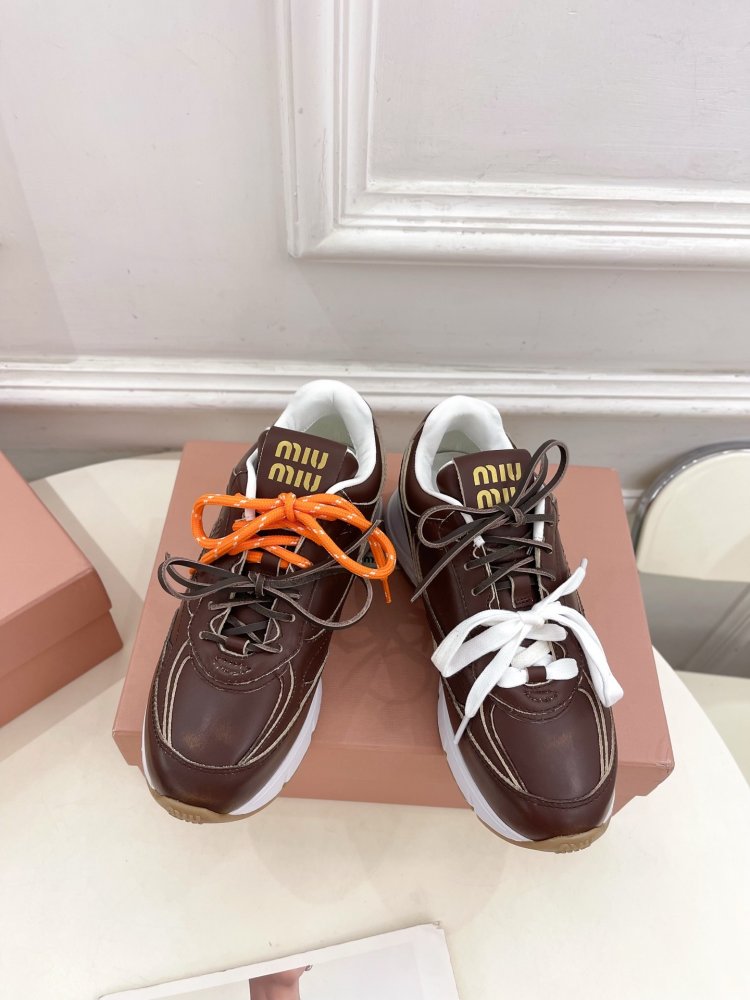 Кросівки жіночі