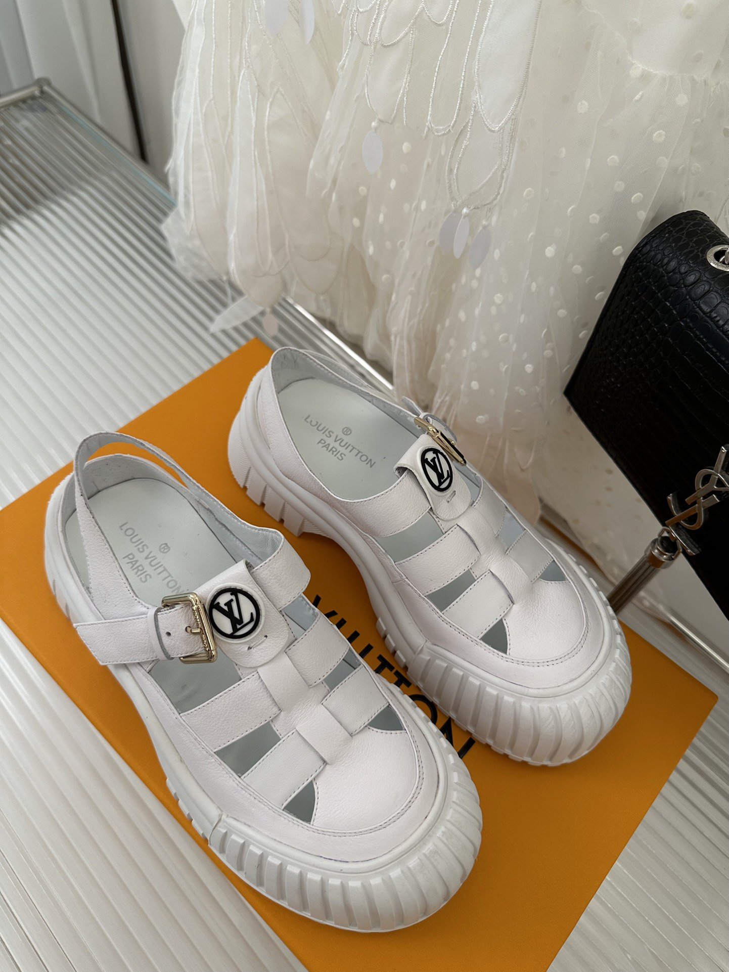 Sandals on platform 5 cm white фото 4