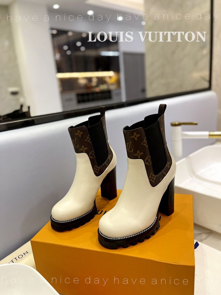 Boots women's