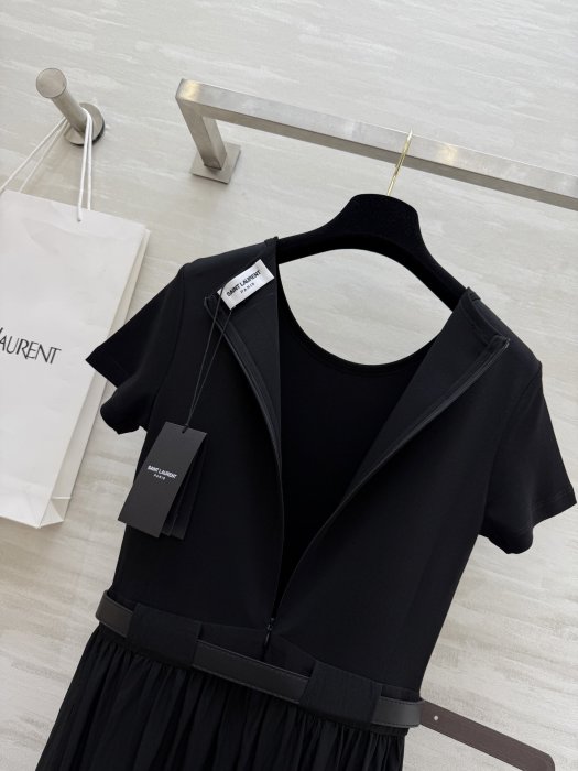 Плаття, Сукня середньої довжини з короткими рукавами і поясом фото 9