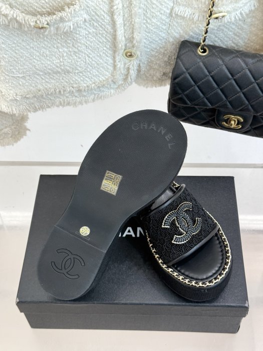 Шлепанцы женские фото 9