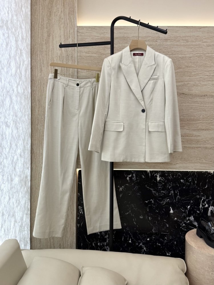 Костюм жіночий