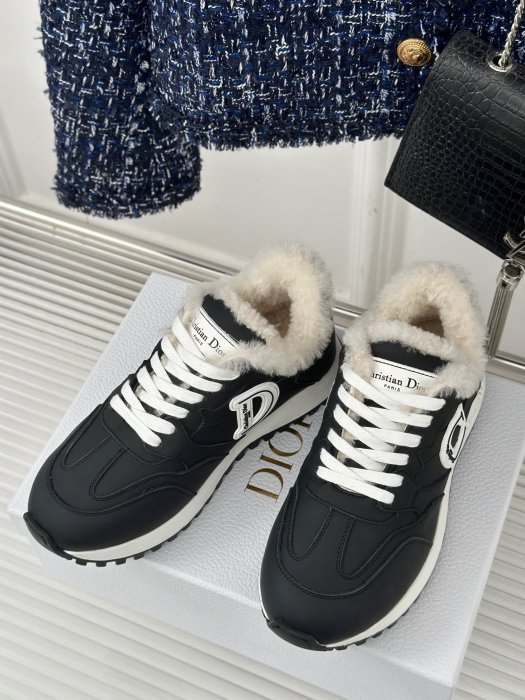 Sneakers women's on fur фото 2