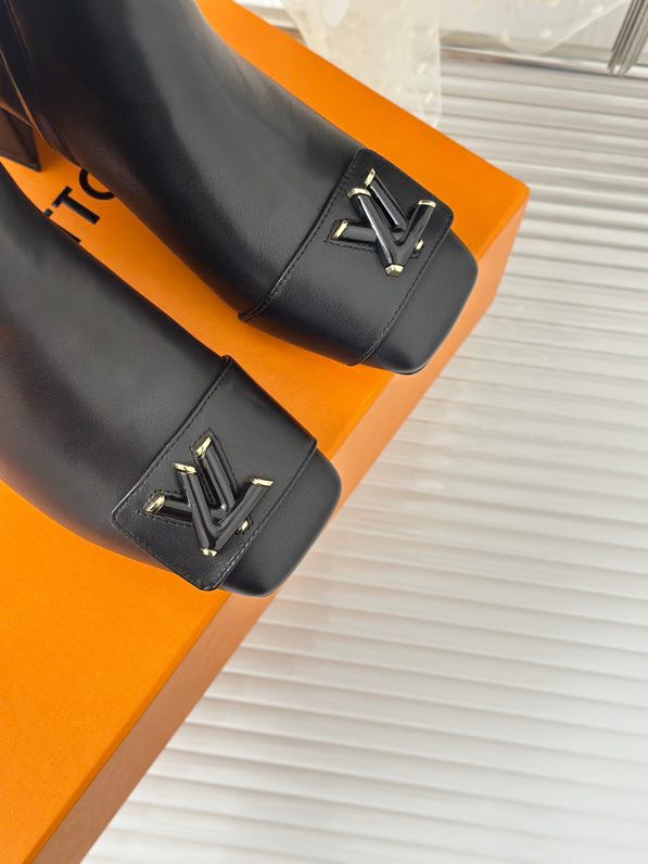 Boots women's leather on heel 5.5 cm фото 7