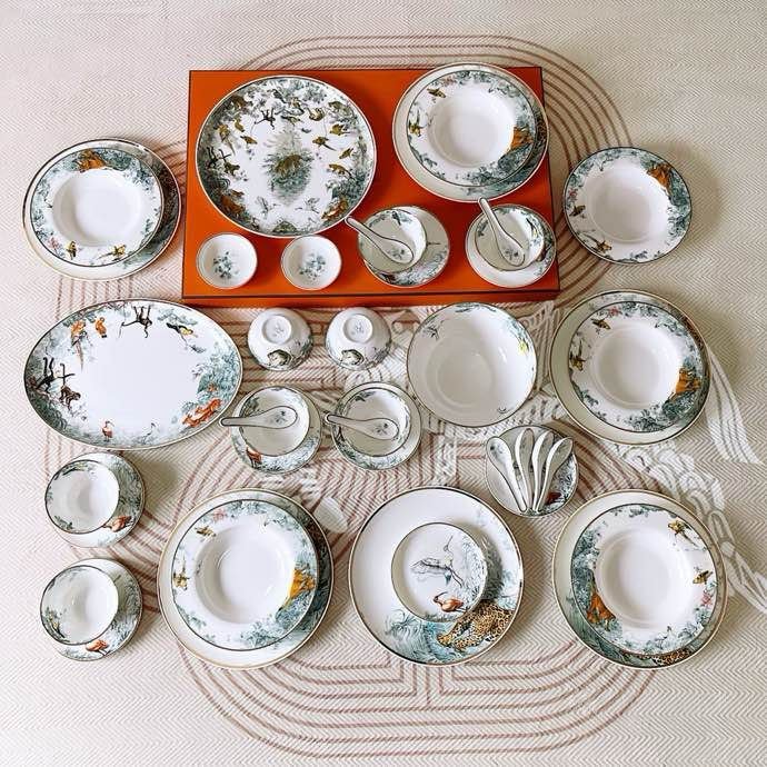 Set porcelain crockery of 41 of the subject