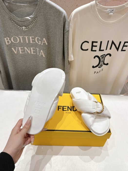 Шлепанцы женские фото 9