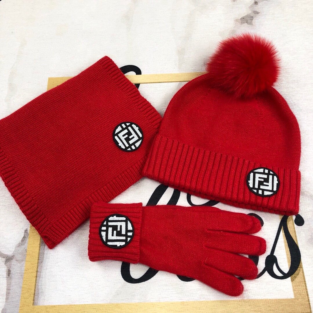 Комплект зимний шапка, перчатки. шарф шерстяные фото 2