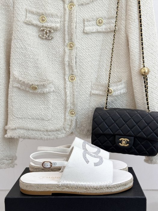 Сандалі жіночі