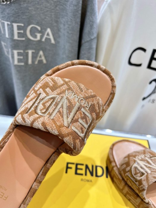 Шлепанцы фото 8