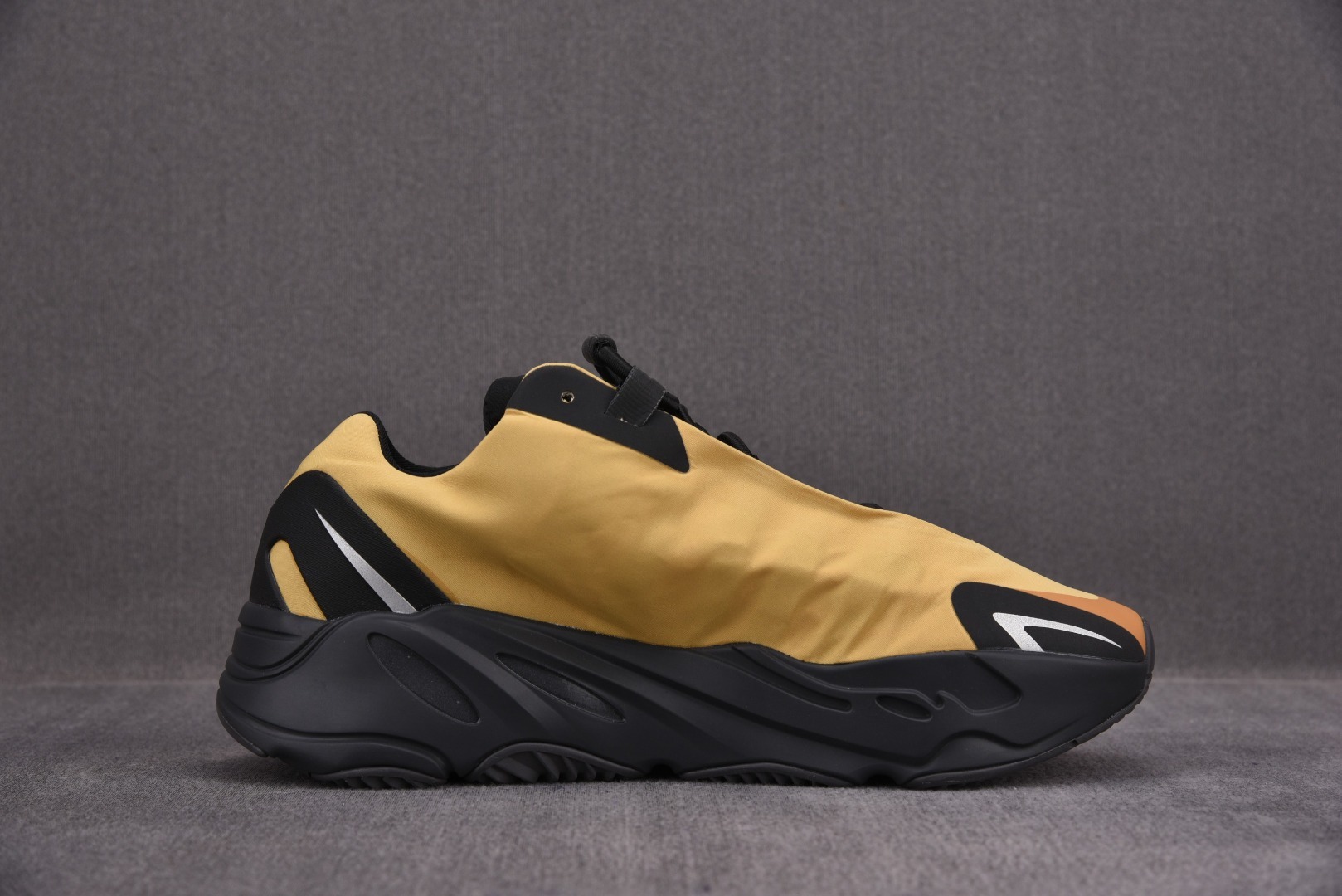 Sneakers Yeezy Boost 700 фото 2