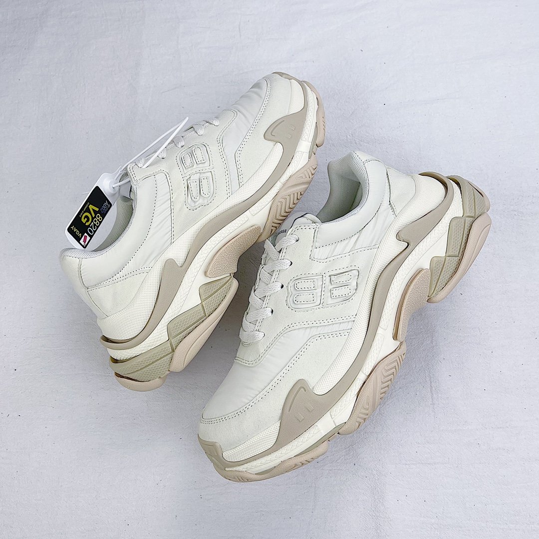 Sneakers Triple S W3CU фото 8