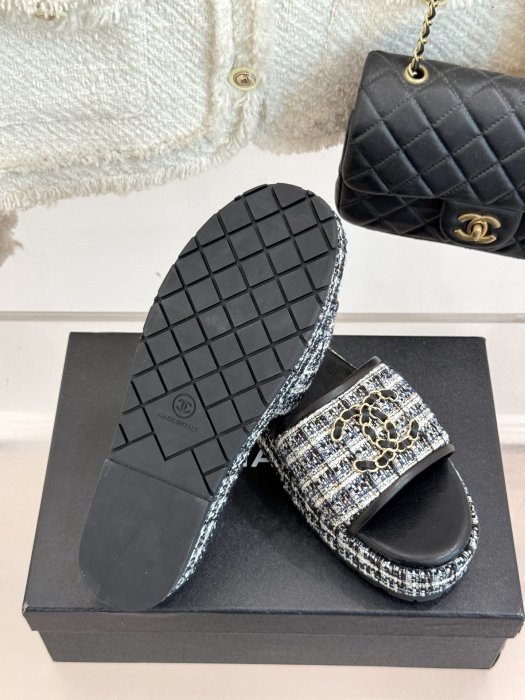 Шлепанцы женские фото 9