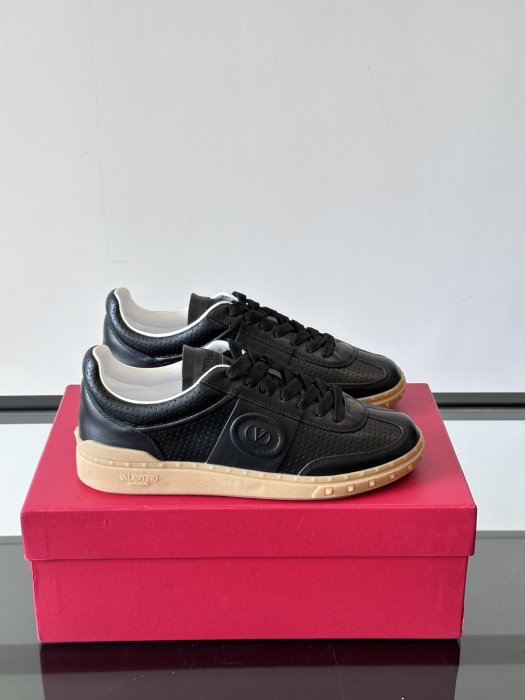 Кросівки чоловічі