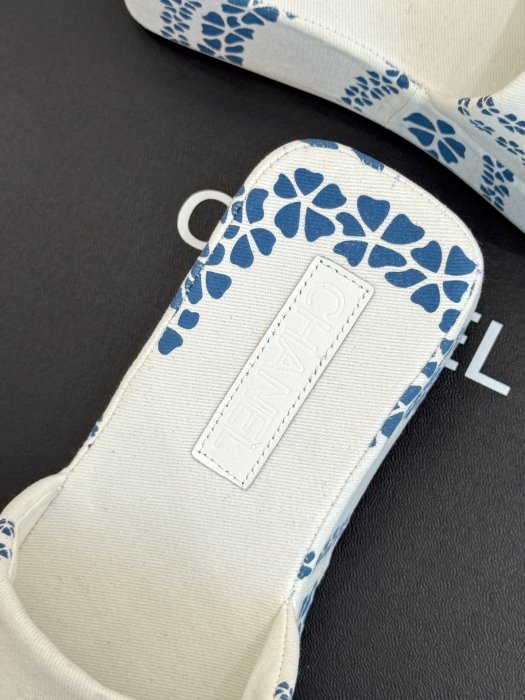 Шлепанцы женские фото 8