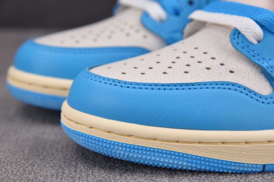 Кроссовки Air Jordan 1 Retro High OG UNC Reimagined фото 11