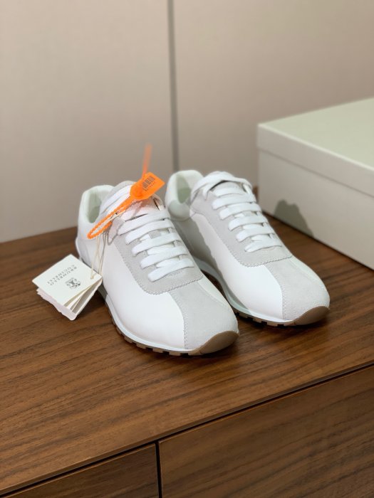 Кроссовки женские