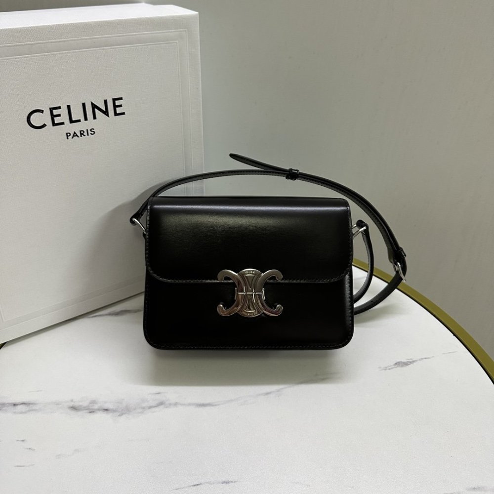 A bag women's Triomphe 18.5 cm